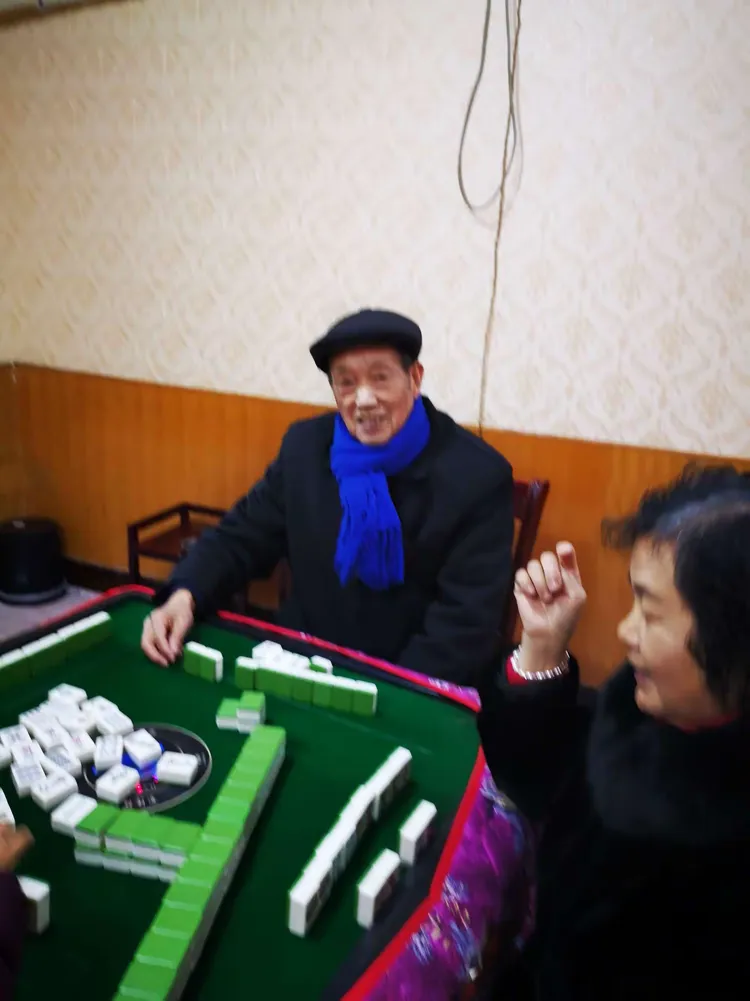 我来教大家“开心跑胡子有没有挂	”其实是有挂-第1张图片