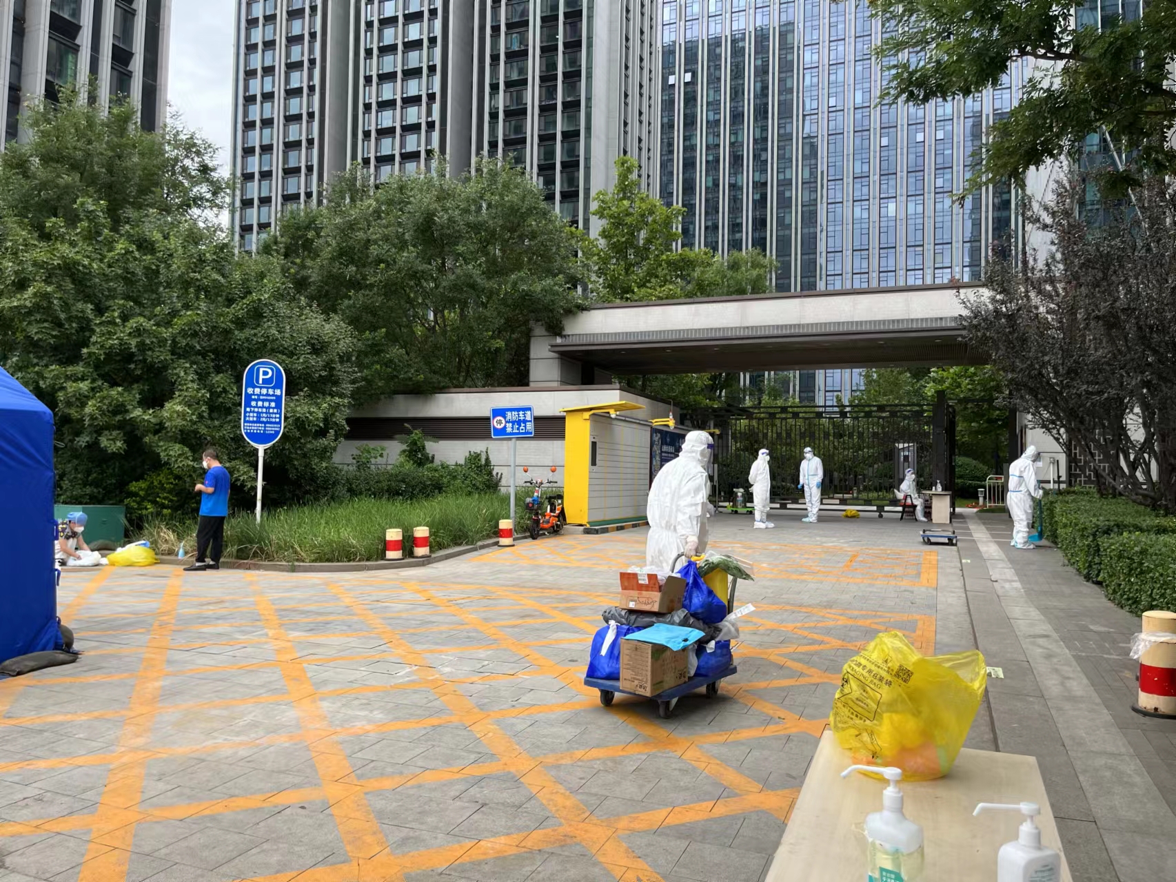 呼和浩特疫情社区传播风险较高,呼和浩特市疫情小区封锁照片-第1张图片